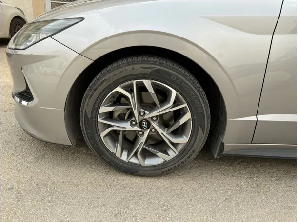 Car image 8