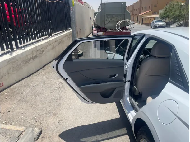 Car image 14