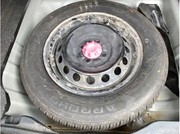 Car image 26