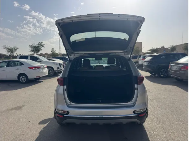 Car image 19
