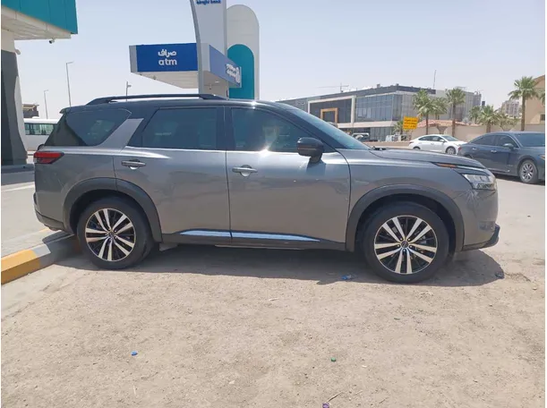 Car image 4