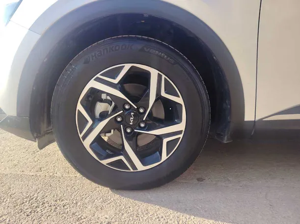Car image 10