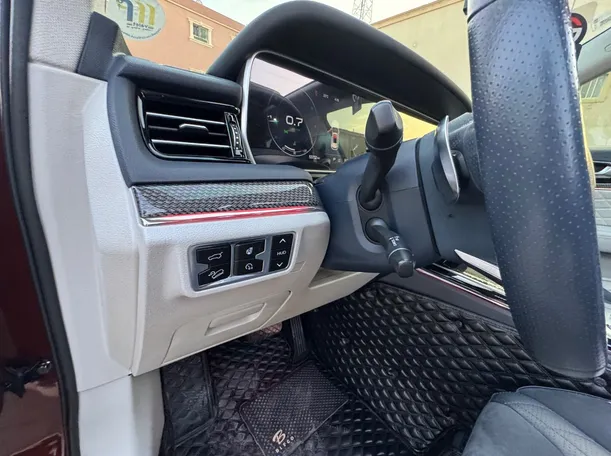 Car image 11