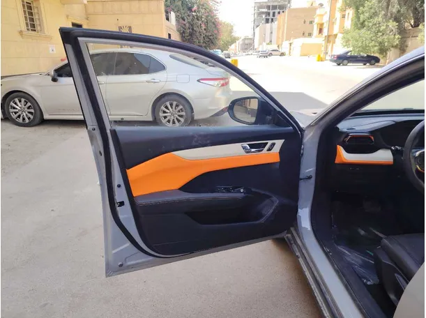 Car image 11