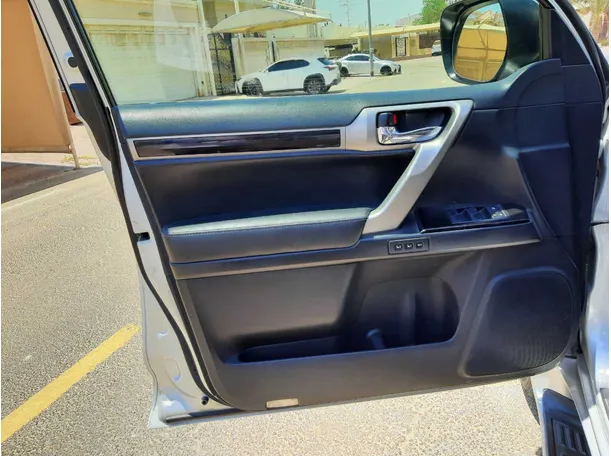 Car image 10