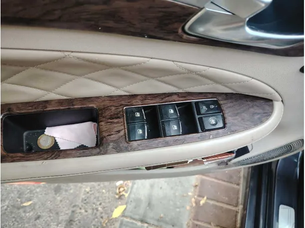 Car image 27