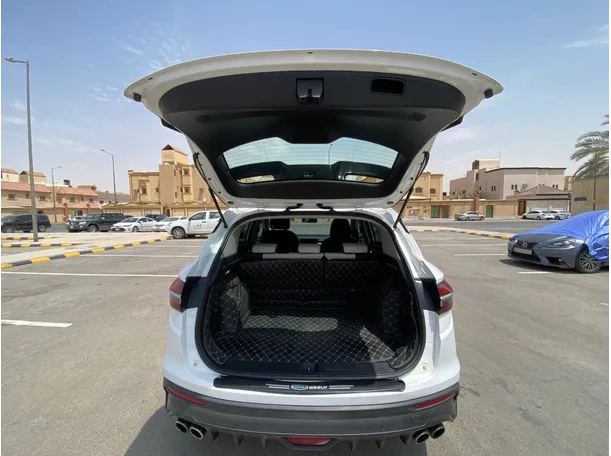 Car image 19
