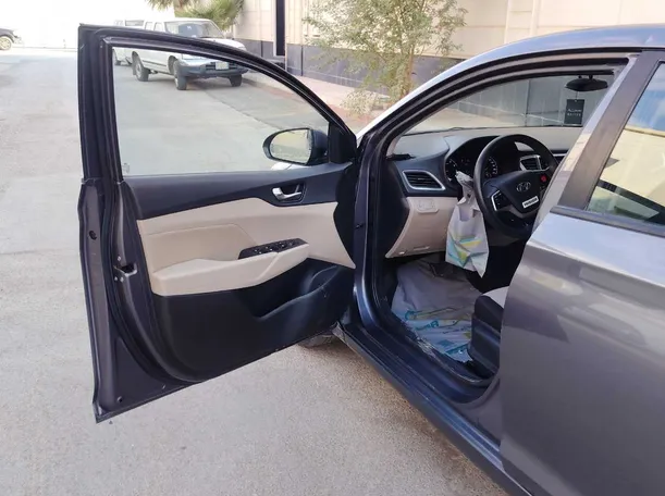 Car image 11