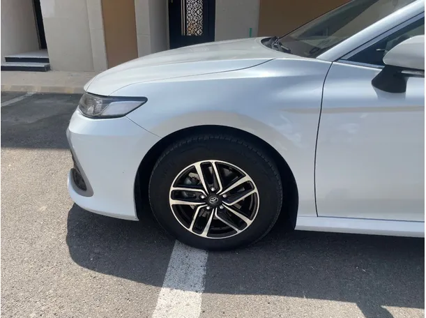 Car image 9