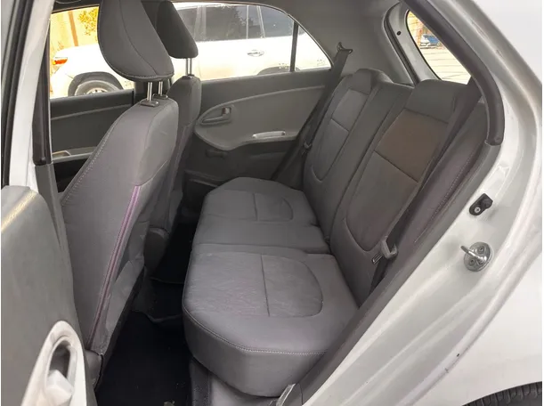 Car image 14