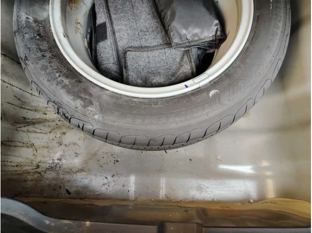 Car image 32
