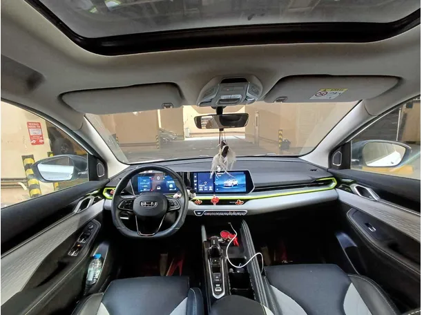 Car image 14