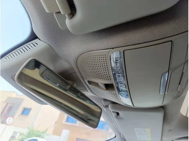 Car image 30