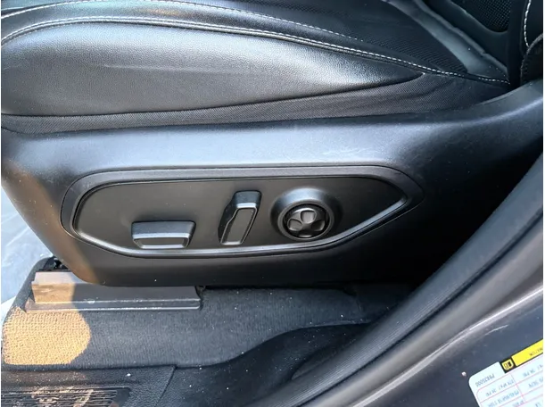 Car image 25