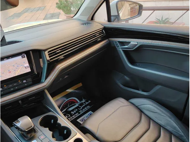 Car image 27