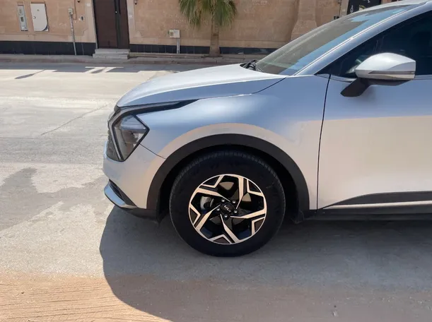 Car image 9