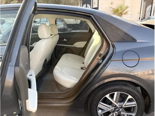 Car image 15