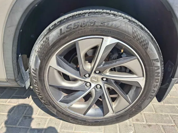 Car image 9