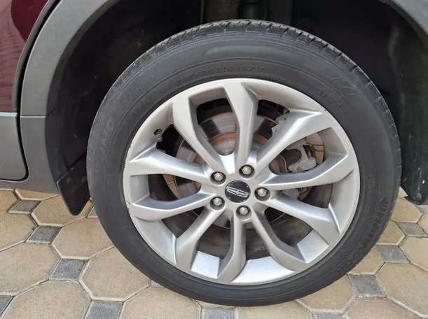 Car image 9