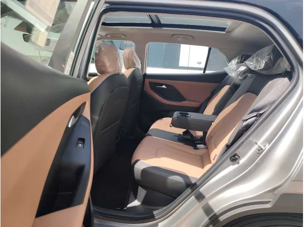Car image 17