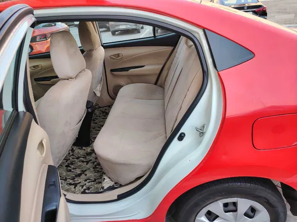Car image 14