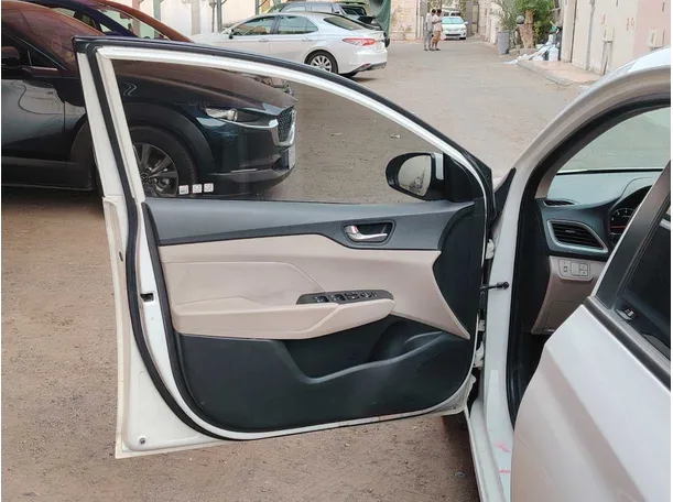 Car image 11