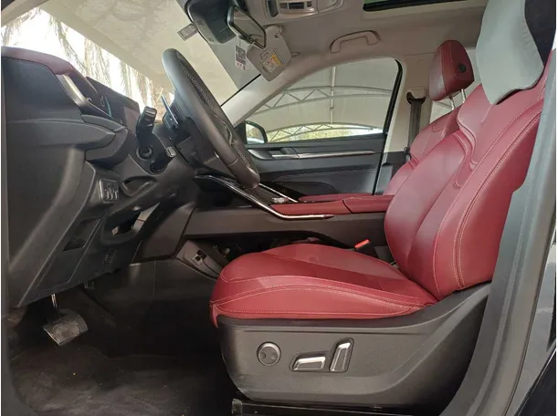 Car image 12