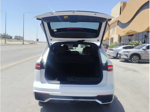 Car image 25