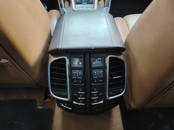 Car image 34