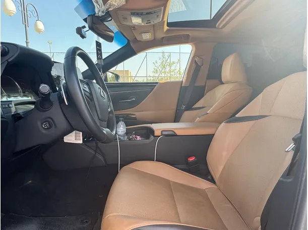 Car image 9