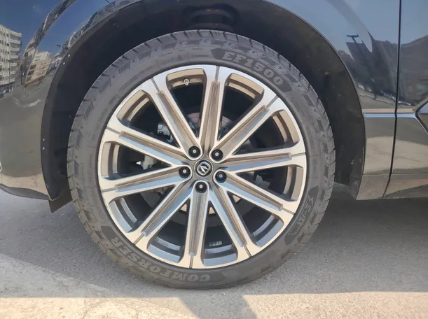 Car image 9