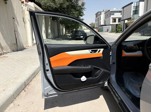 Car image 10