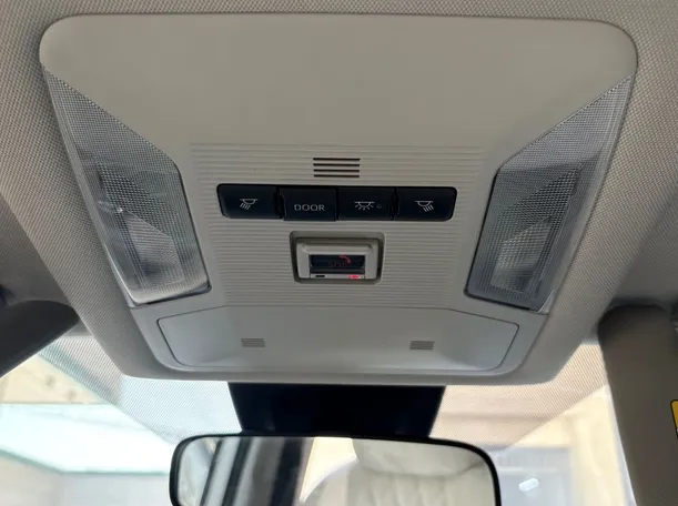 Car image 27