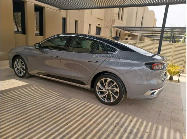 Car image 9