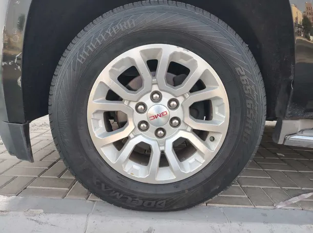 Car image 9