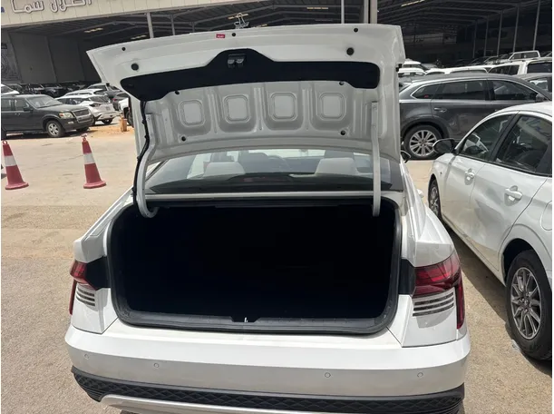 Car image 19