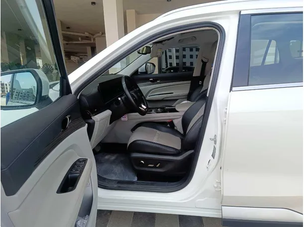 Car image 13