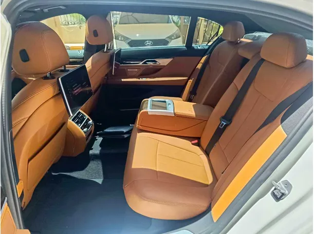 Car image 19