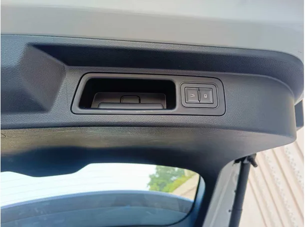 Car image 33
