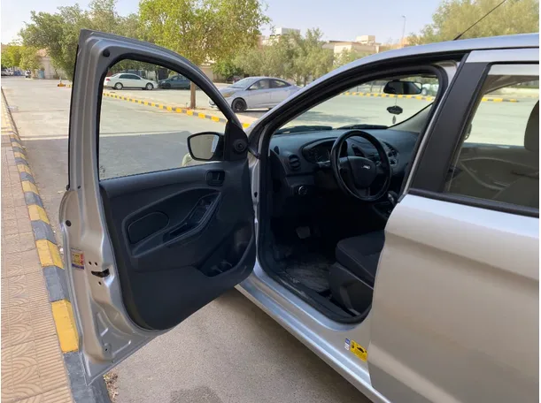 Car image 9