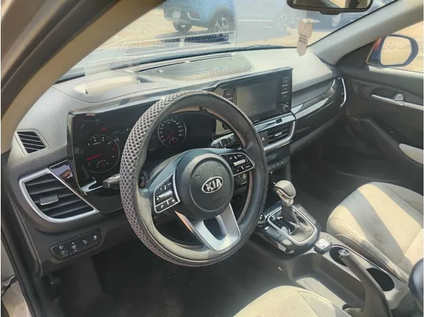 Car image 14