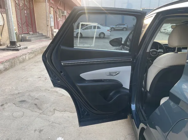 Car image 14
