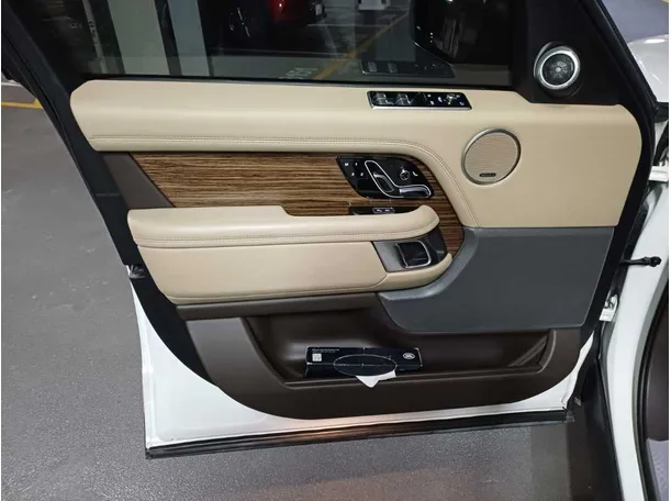 Car image 9