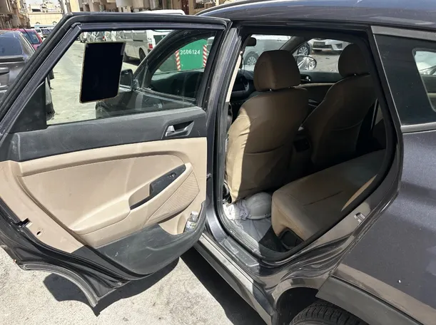 Car image 13