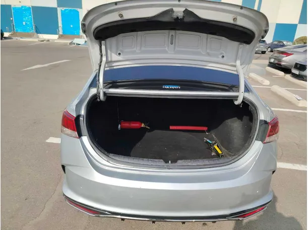 Car image 30