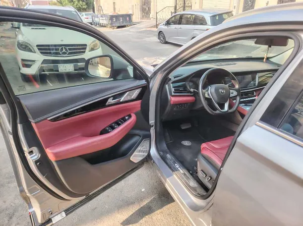Car image 12
