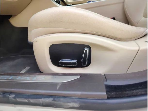 Car image 30