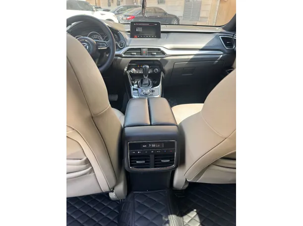 Car image 19