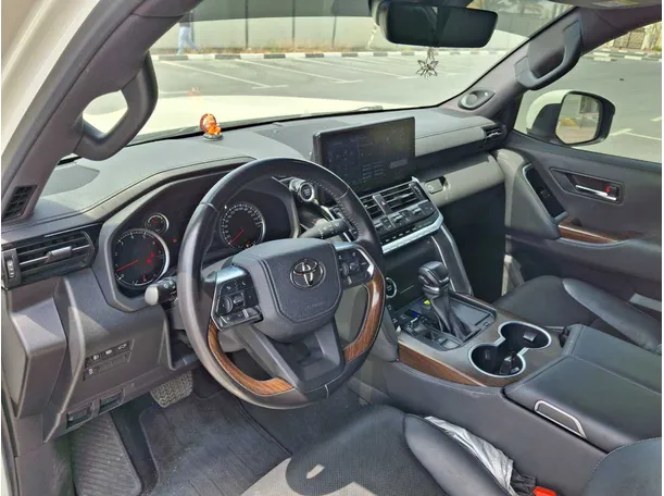 Car image 11