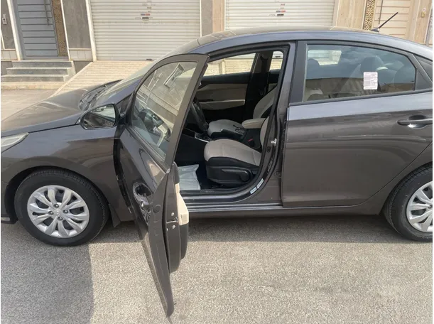 Car image 13